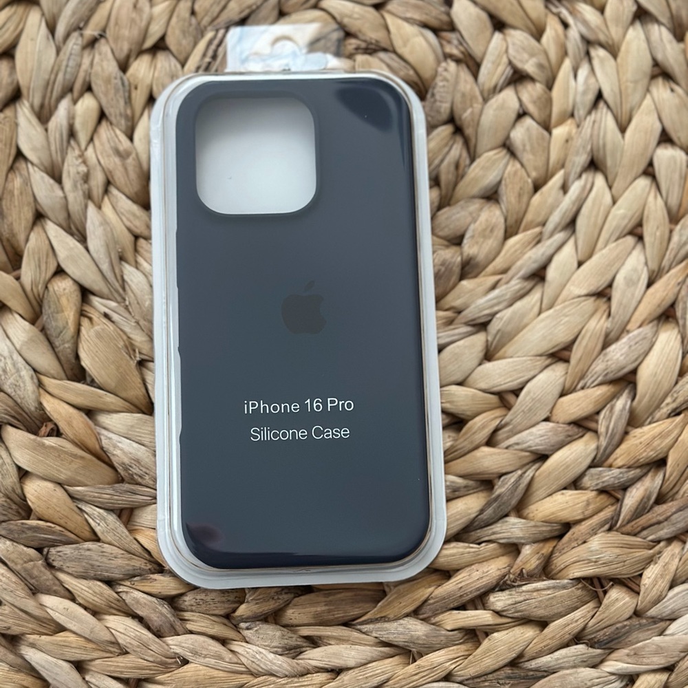 Apple iPhone 16 Pro Silicone Cover - Black